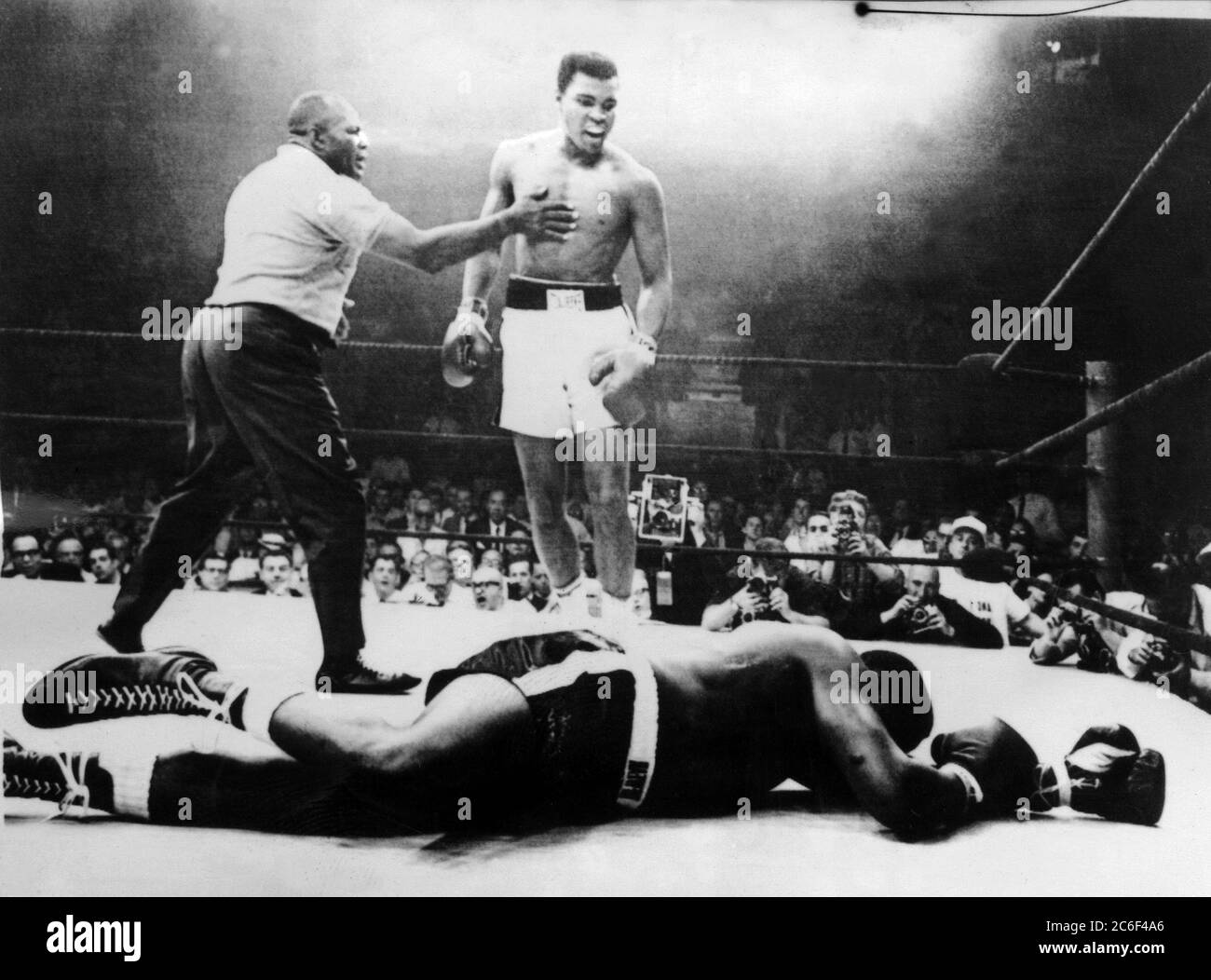 Muhammad Ali che abbatta Sonny Liston (1965) Foto Stock