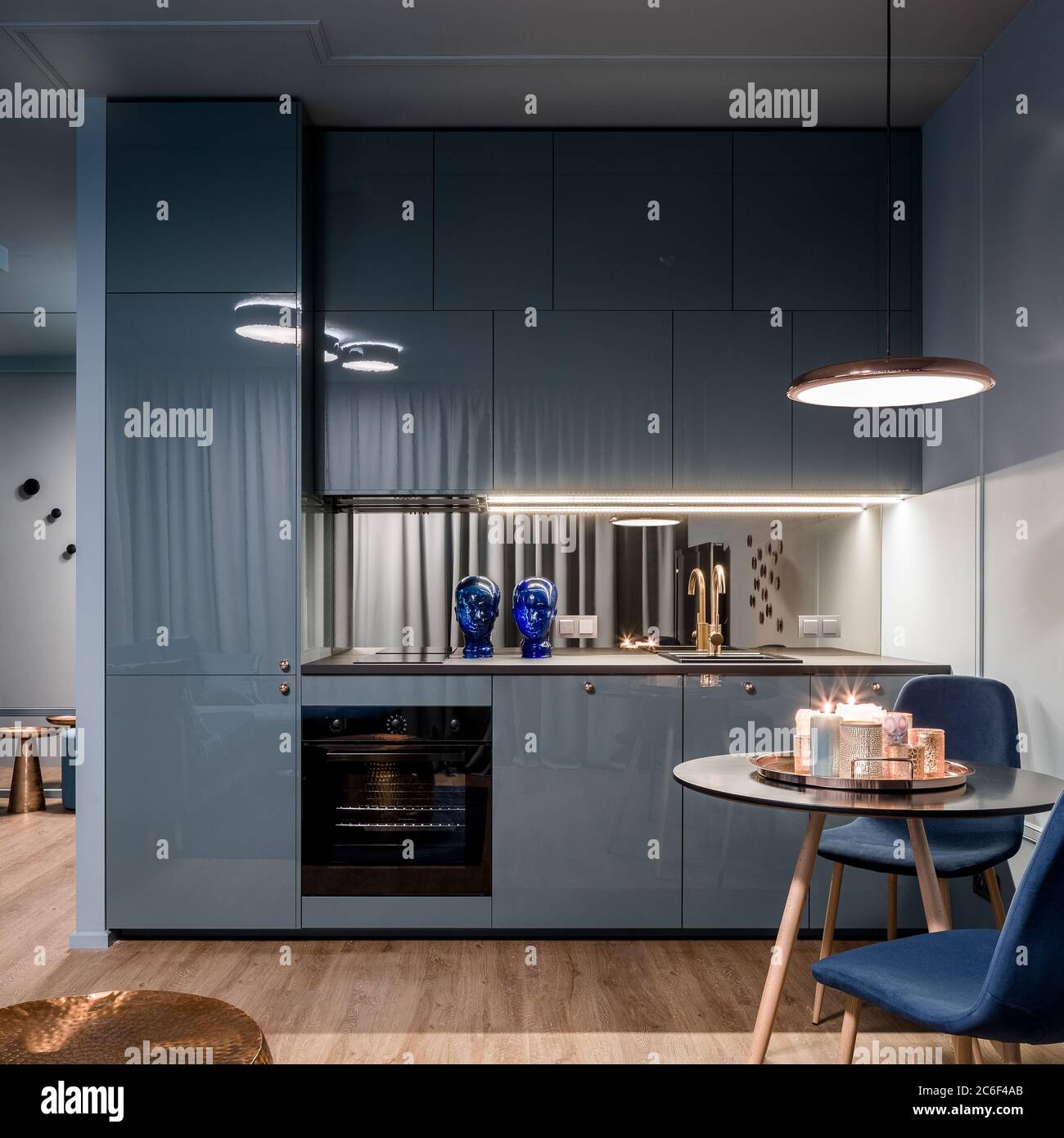Piccola ed elegante cucina interna in blu con zona pranzo Foto Stock