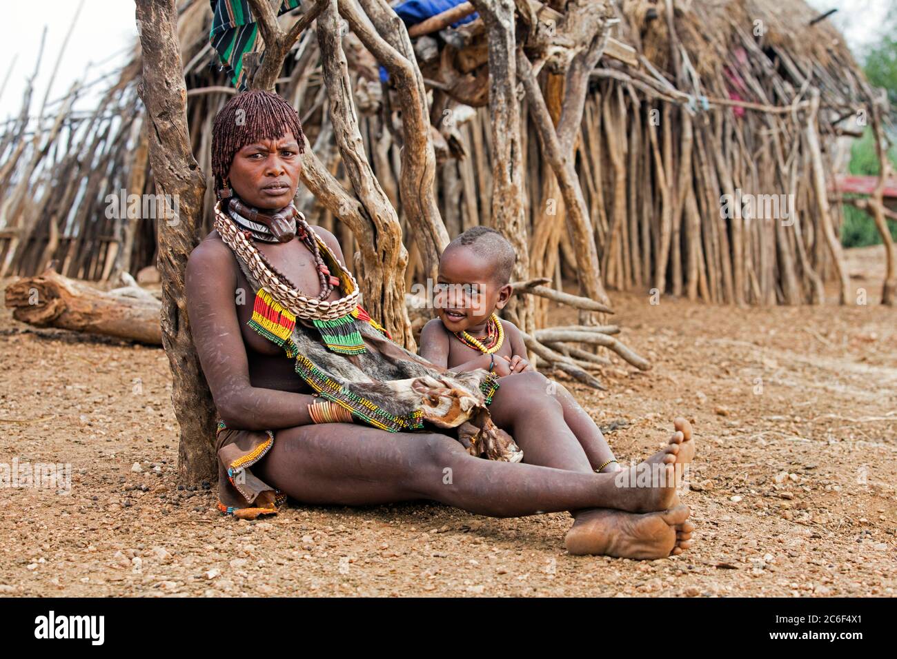 Donna nera con figlio della tribù Hamar / Hamer nel villaggio nella valle del fiume Omo, zona Debub Omo, Etiopia meridionale, Africa Foto Stock