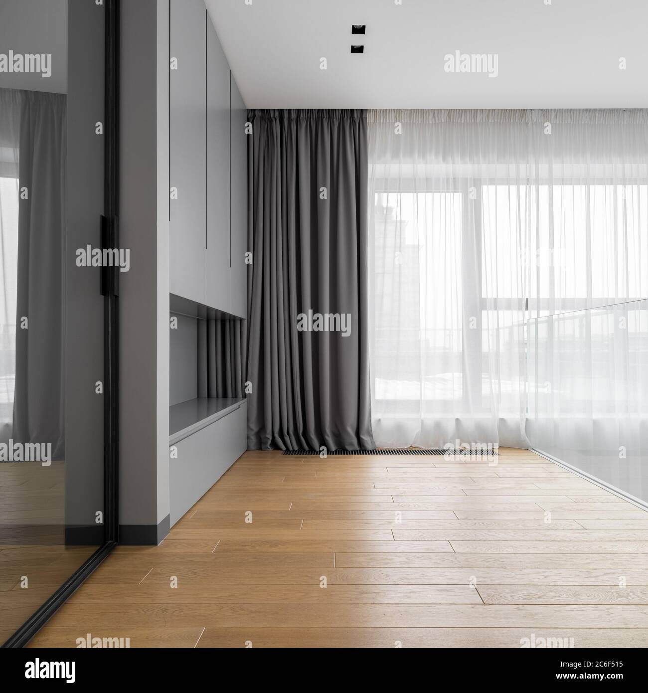 Interno casa con porta a specchio e pavimento in legno Foto Stock
