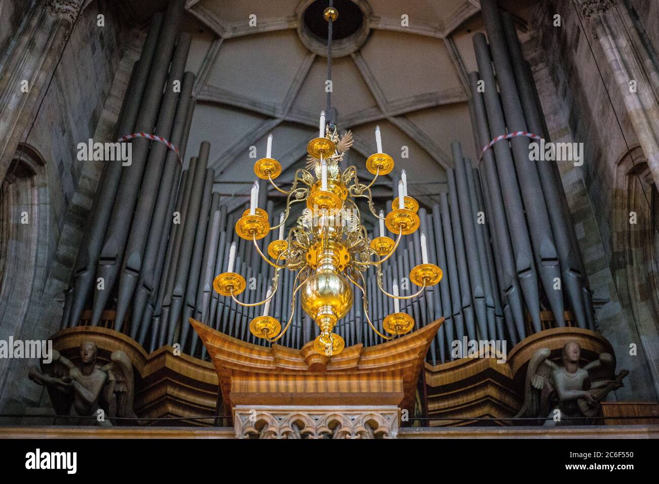 Vienna, Austria - 6 marzo 2017: Vista sul soffitto della Cattedrale di Santo Stefano nella città vecchia di Vienna Foto Stock