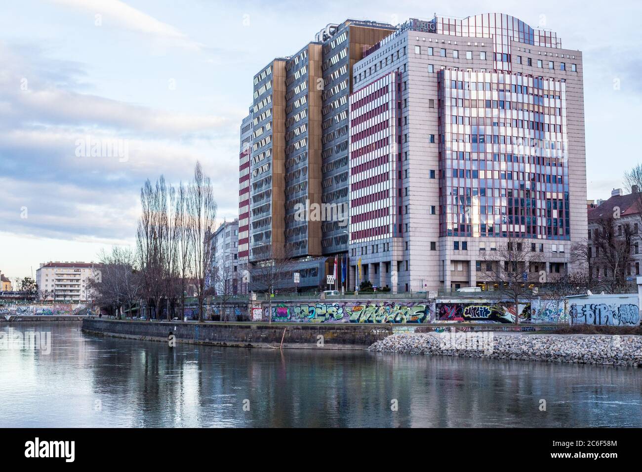 Vienna, Austria - 6 marzo 2017: Vista di un edificio d'affari sul fiume Wien nel centro di Vienna Foto Stock