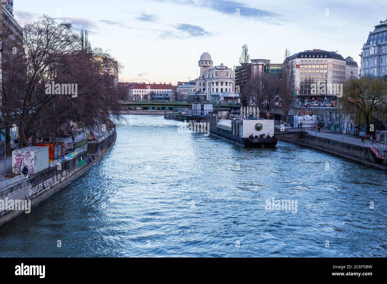 Vienna, Austria - 6 marzo 2017: Vista sul fiume Wien nel centro di Vienna Foto Stock