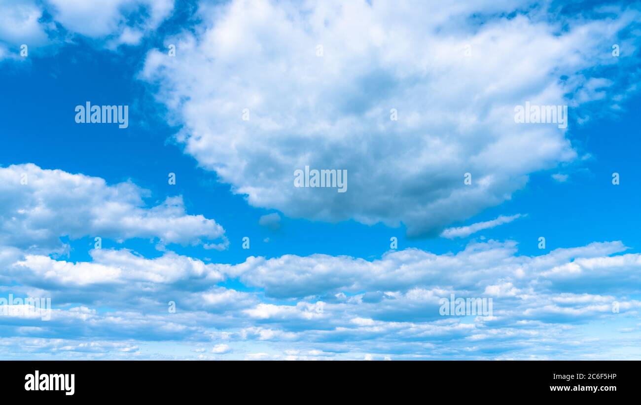 Paesaggio nuvole bianche su un cielo blu, fenomeno meteorologico atmosferico, forme naturali caotiche create dalla natura. Foto Stock