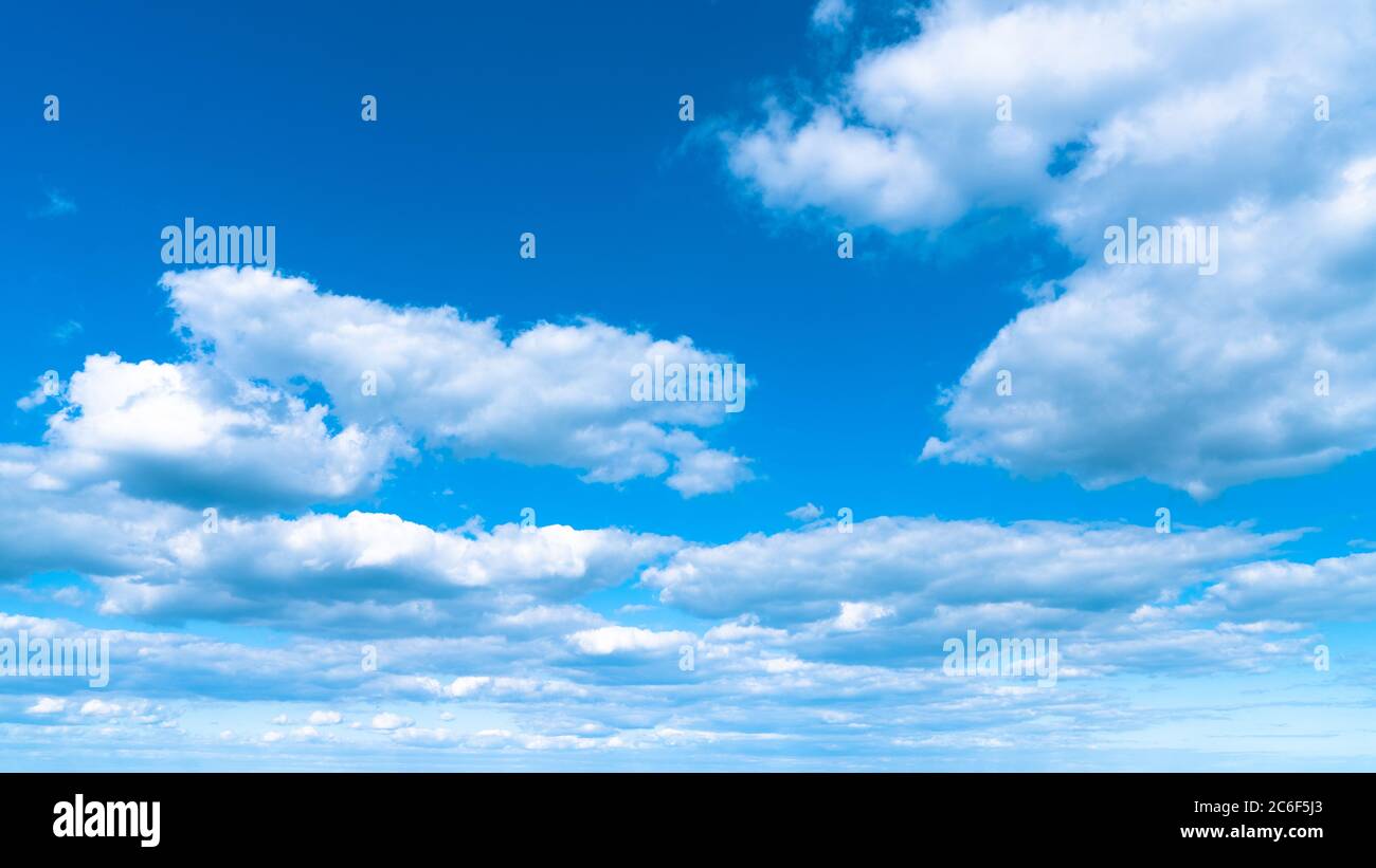 Paesaggio nuvole bianche su un cielo blu, fenomeno meteorologico atmosferico, forme naturali caotiche create dalla natura. Foto Stock