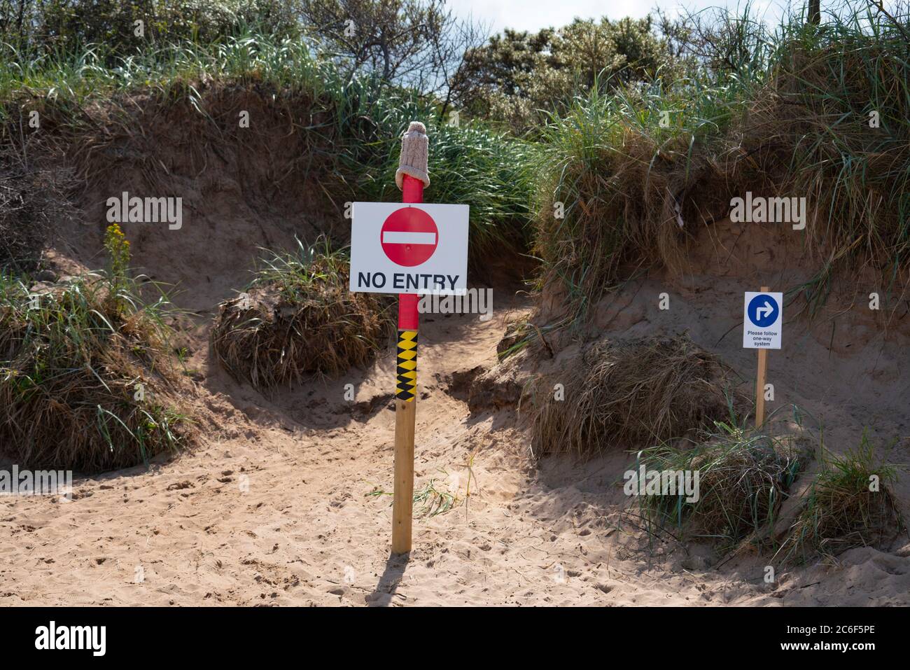 Gullane, Scozia, Regno Unito. 9 luglio 2020. Cartelli e sistema di sola andata sui sentieri della spiaggia sono stati introdotti nelle spiagge della Lothian orientale. Per mantenere la distanza sociale, alcuni percorsi sono a senso unico. Nella foto, i sentieri che conducono da e per la spiaggia di Gullane sono ora a senso unico. Iain Masterton/Alamy Live News Foto Stock