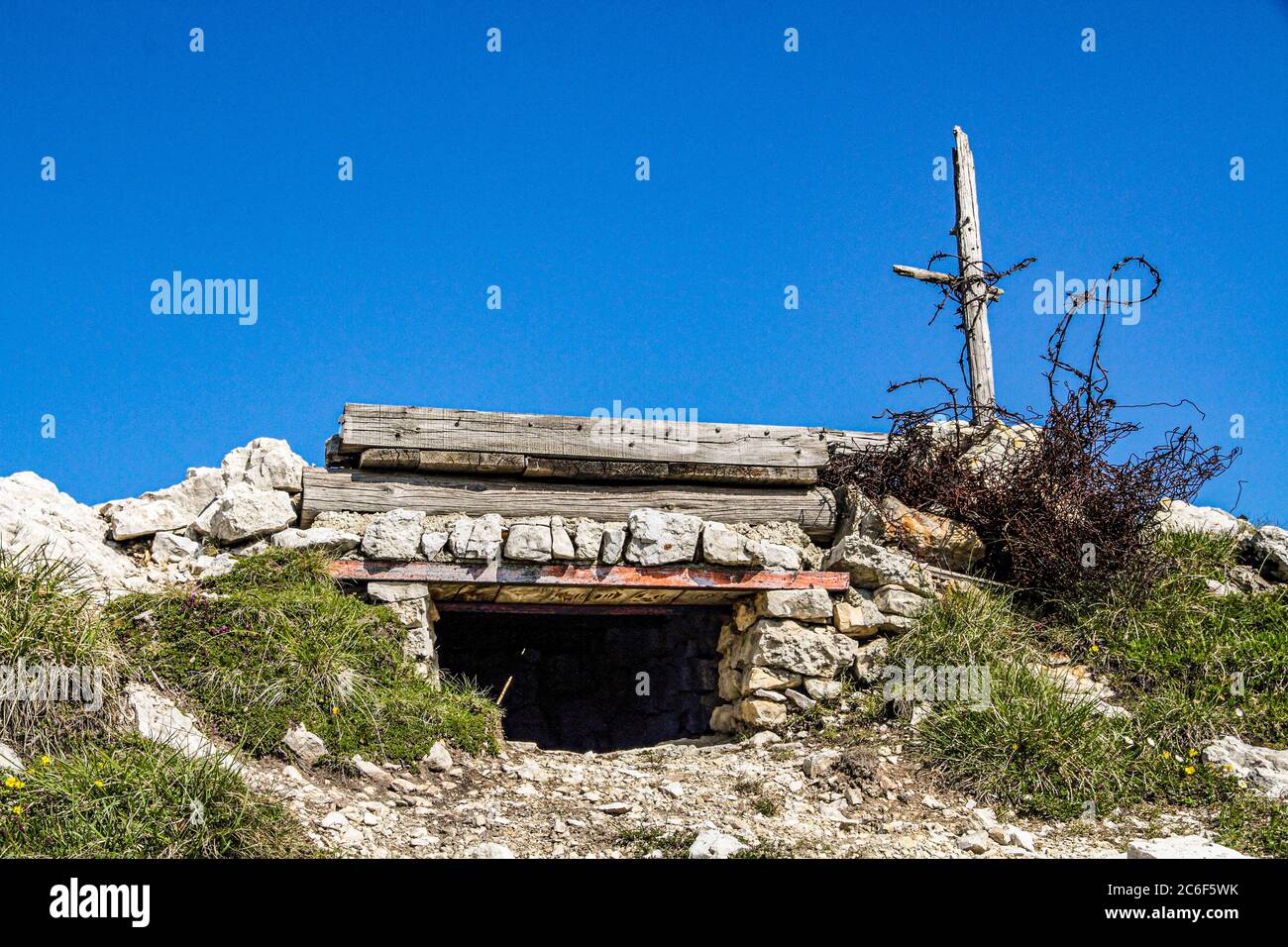 Italia Alto Adige - Dobbiaco - Monte piana - Paletti militari e rete protettiva Foto Stock