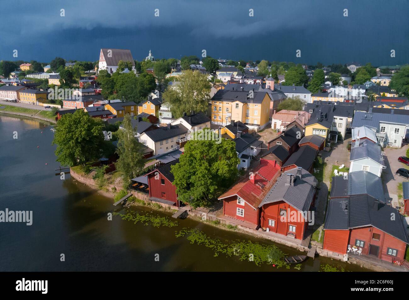 Scenario di Porvoo vecchio prima della tempesta di luglio (girato da un quadricoptro). Finlandia Foto Stock