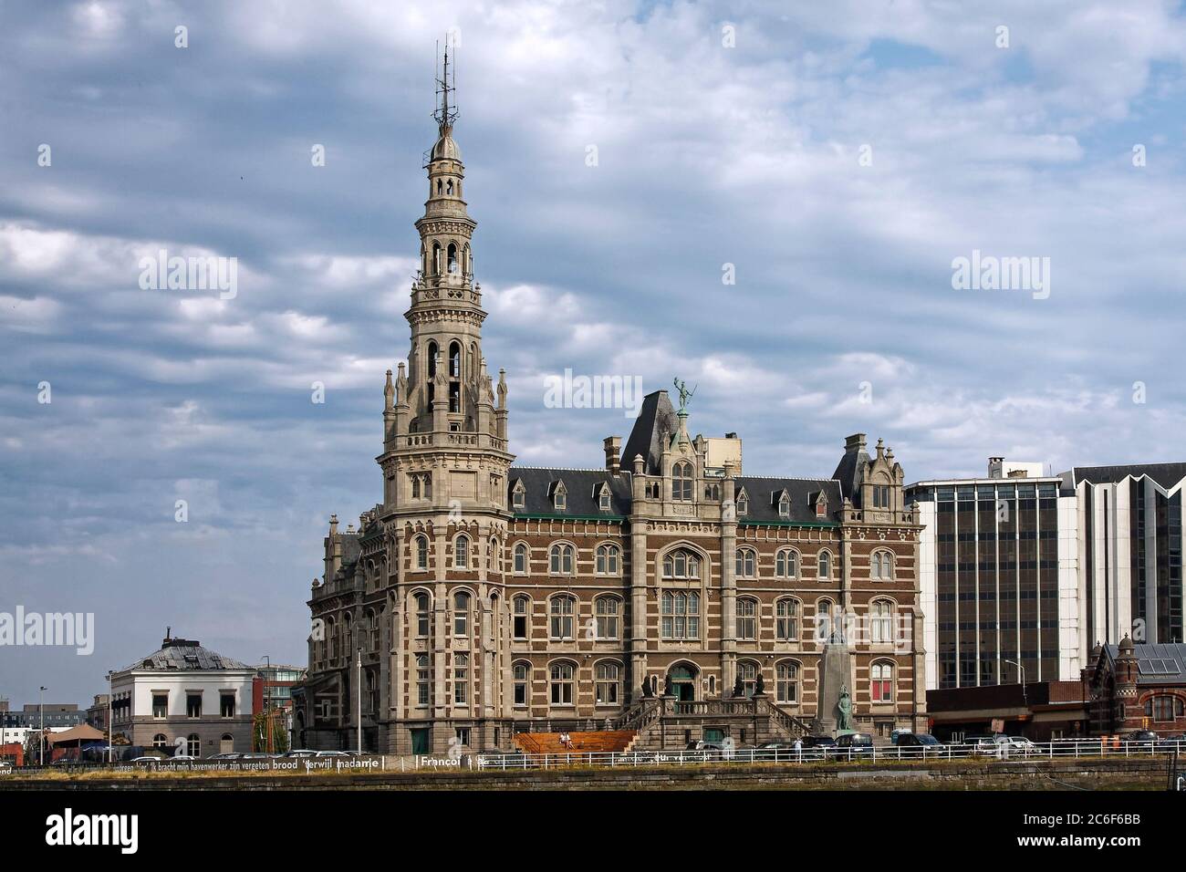 Pilotage Authority Building; 1894; ornato, vecchio, guglia, molte finestre, doppia scala, paesaggio urbano, Fiandre; Europa; Anversa; Belgio Foto Stock