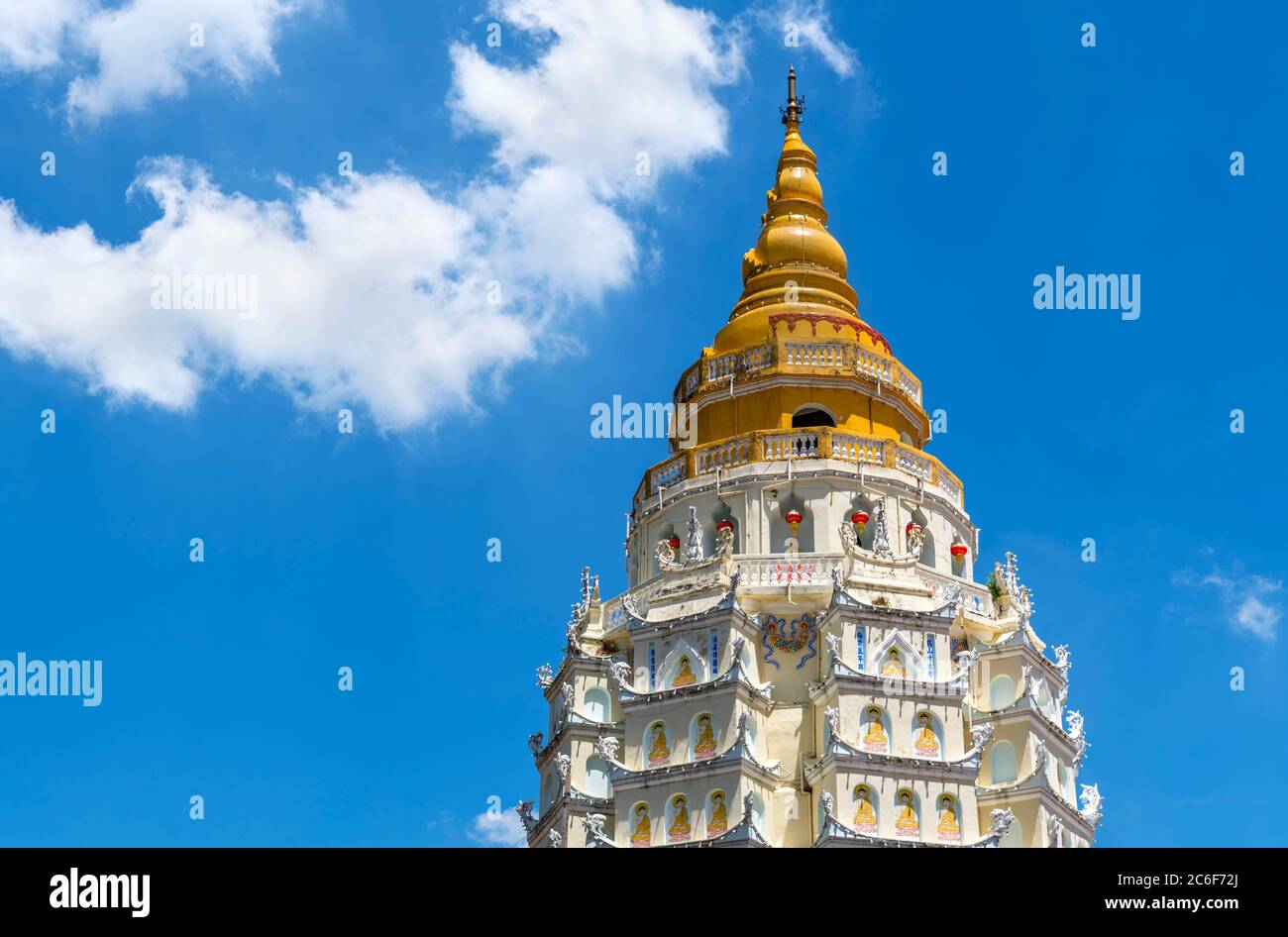 Top of the Tecimila Buddha Pagoda al Tempio di Kek Lok si, un tempio buddista in Air ITAM, Penang, Malesia Foto Stock