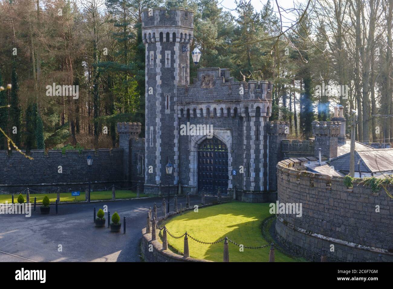 Il Grand Entrance, il Castello di Shane a Randalstown in Co. Antrim. Il castello è stato utilizzato come location per le riprese della serie televisiva Game of Thrones Foto Stock