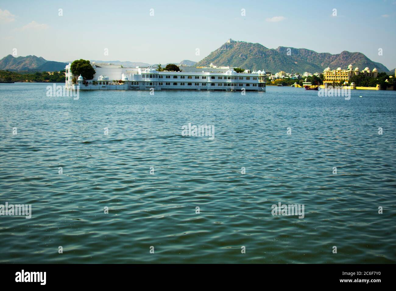 Il lago di Pichola è situato nella città di Udaipur nello stato indiano di Rajasthan Foto Stock