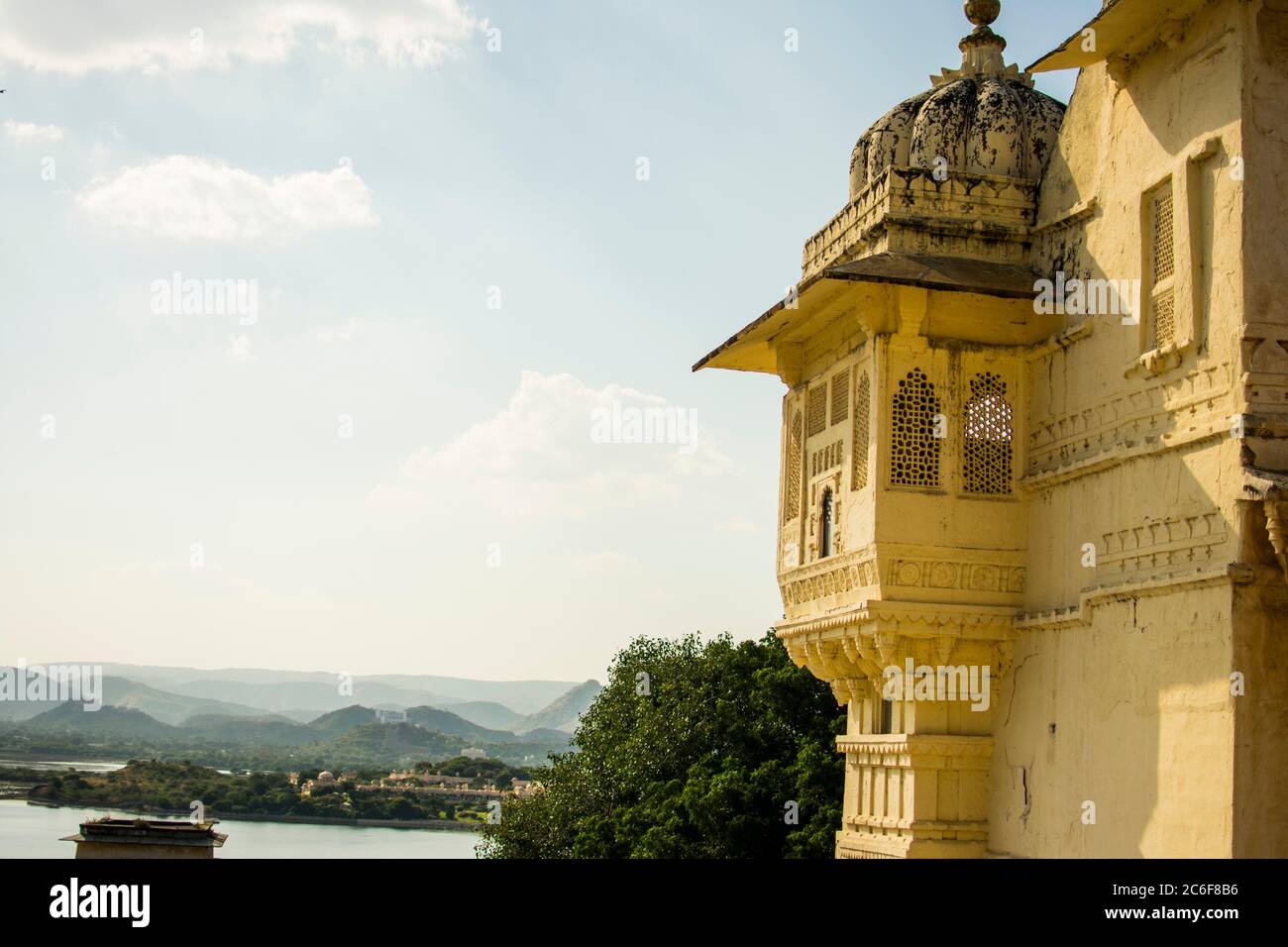 la splendida architettura del palazzo cittadino di udaipur Foto Stock