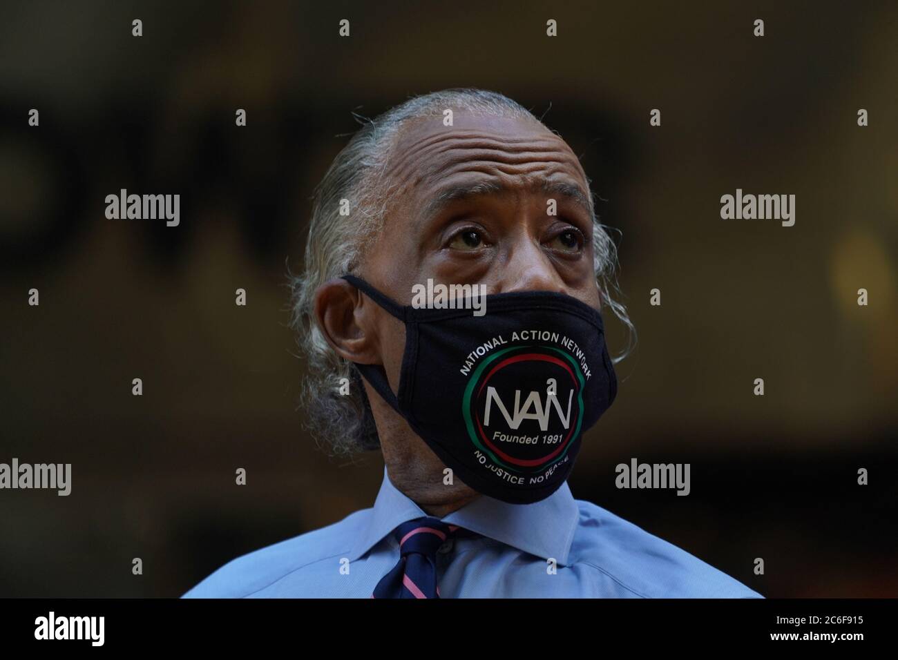 New York, NY, Stati Uniti. 9 luglio 2020. Il Rev. Al Sharpton aiuta gli attivisti a dipingere un murale Black Lives Matter di fronte alla Trump Tower sulla Fifth Avenue il 9 luglio 2020 a New York. Credit: Bryan Smith/ZUMA Wire/Alamy Live News Foto Stock