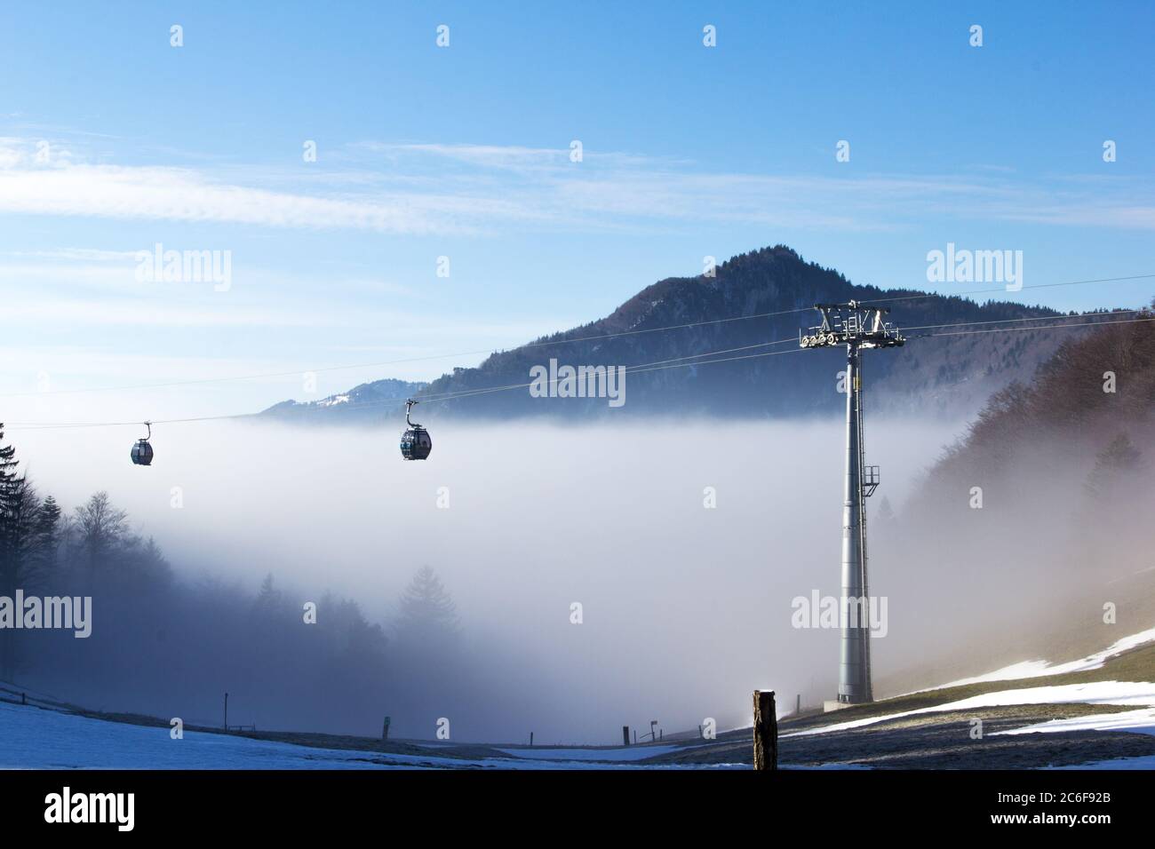Funivia nella nebbia mattina invernale sulle Alpi del Weissenstein, Soletta, Svizzera Foto Stock