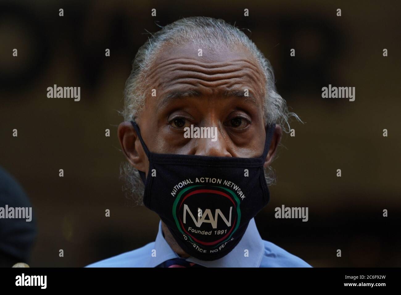 New York, NY, Stati Uniti. 9 luglio 2020. Il Rev. Al Sharpton aiuta gli attivisti a dipingere un murale Black Lives Matter di fronte alla Trump Tower sulla Fifth Avenue il 9 luglio 2020 a New York. Credit: Bryan Smith/ZUMA Wire/Alamy Live News Foto Stock