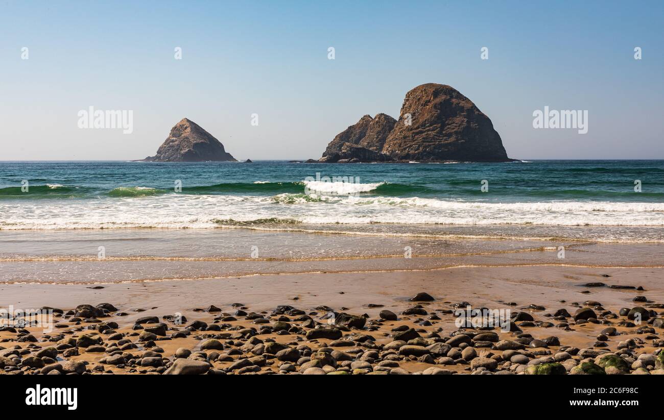 Grandi magazzini di mare su una spiaggia di sabbia e roccia vicino Oceanside Oregon Foto Stock