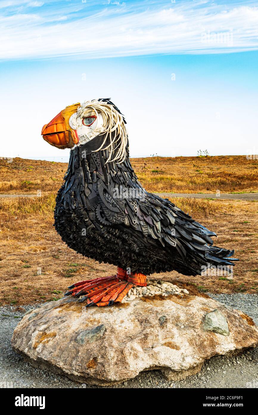 Immagine verticale - scultura in Puffin Art Deco Tufted realizzata con oggetti in plastica trovati lungo le spiagge vicino a Bandon Oregon Foto Stock