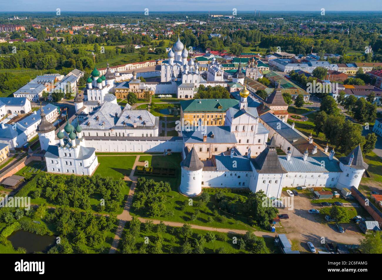 Cremlino di Rostov in una giornata di luglio soleggiata (fotografia aerea). Regione di Yaroslavl, anello d'oro della Russia Foto Stock