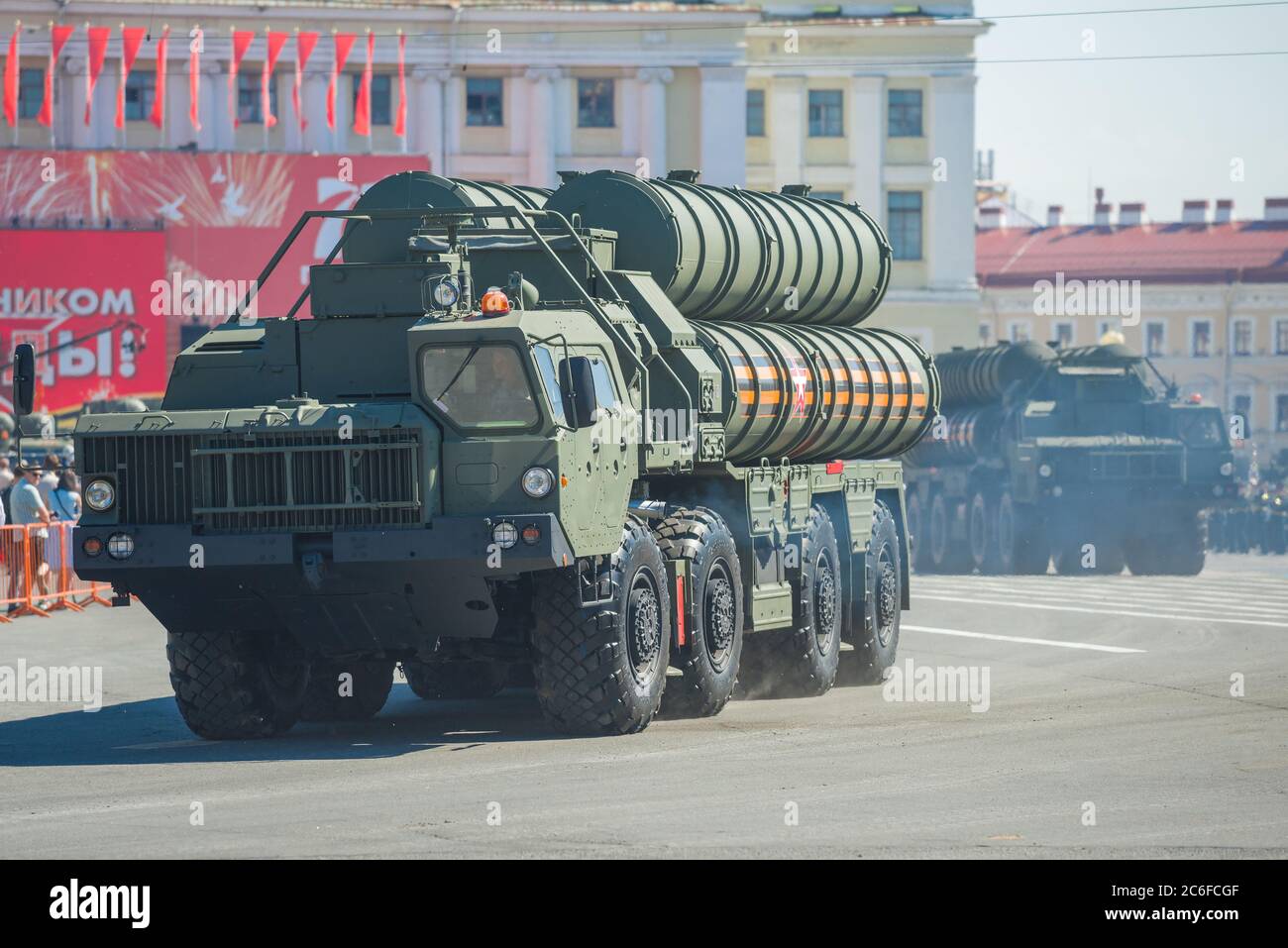 ST. PETERSBURG, RUSSIA - 24 GIUGNO 2020: Sistema missilistico antiaereo S-400 primo piano. Frammento della parata militare in onore della Festa della Vittoria Foto Stock