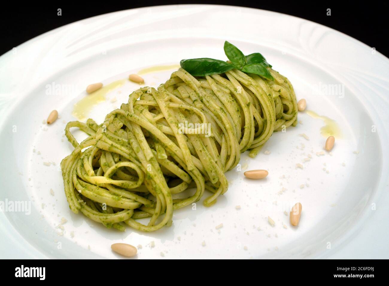 Ricette di cucina italiana, la pasta tradizionale con pesto alla genovese salsa Foto Stock