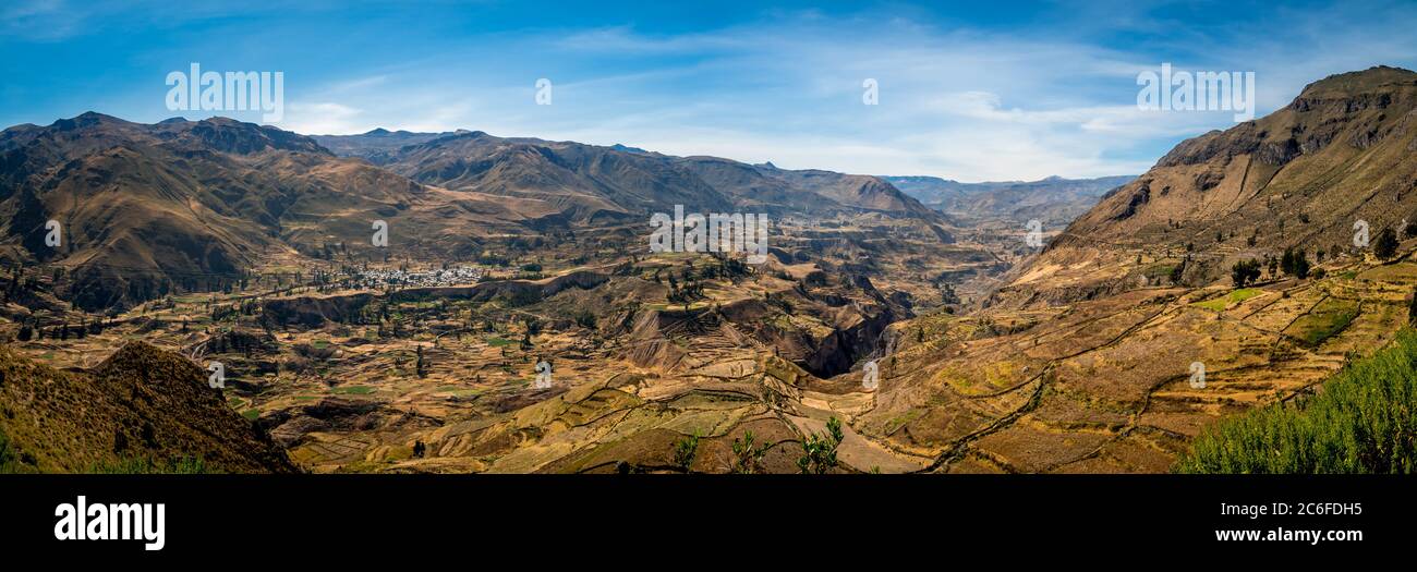 Terrazze panoramiche nella valle del canyon colca nelle ande del perù. mirador antahuilque vicino Madrigal. Foto Stock