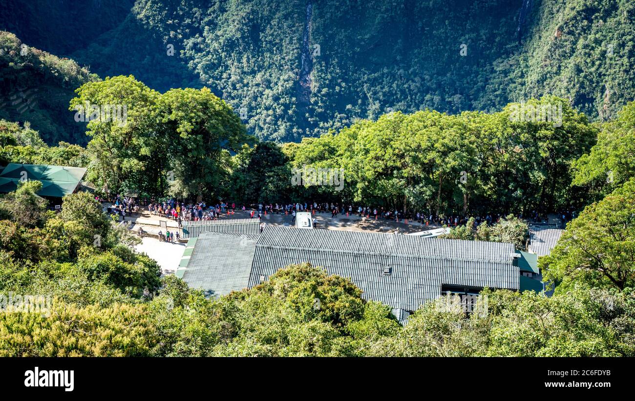 Lunga coda di persone davanti a machu picchu Foto Stock
