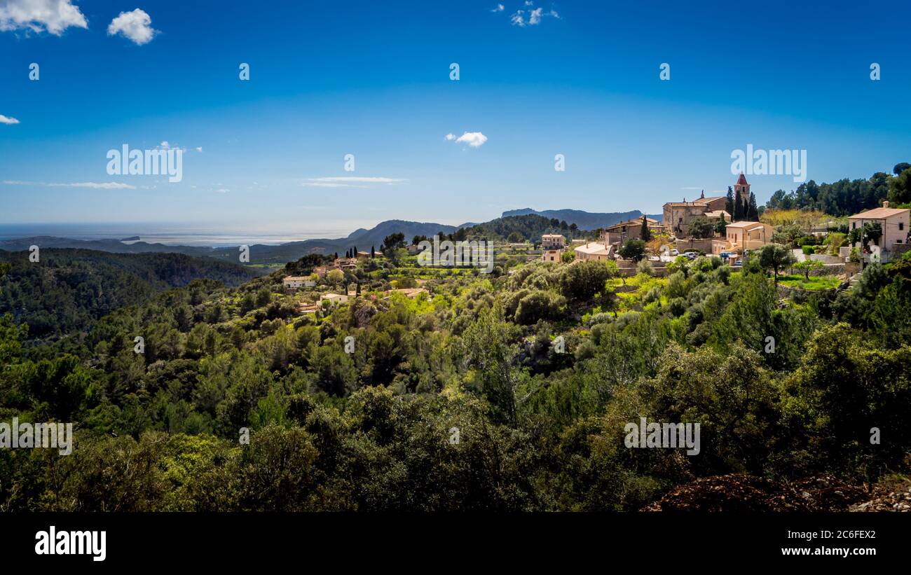 il tranquillo villaggio montano galilea si affaccia su grandi uliveti con una fantastica vista sul mar mediterraneo Foto Stock