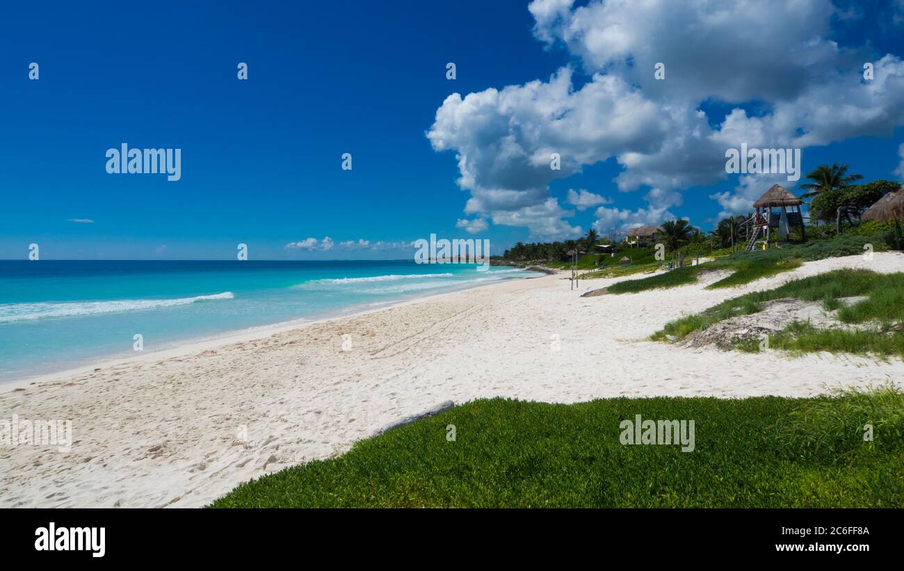 idilliaca spiaggia tropicale con torre di guardia nelle dune del mar dei caraibi a tulum Foto Stock