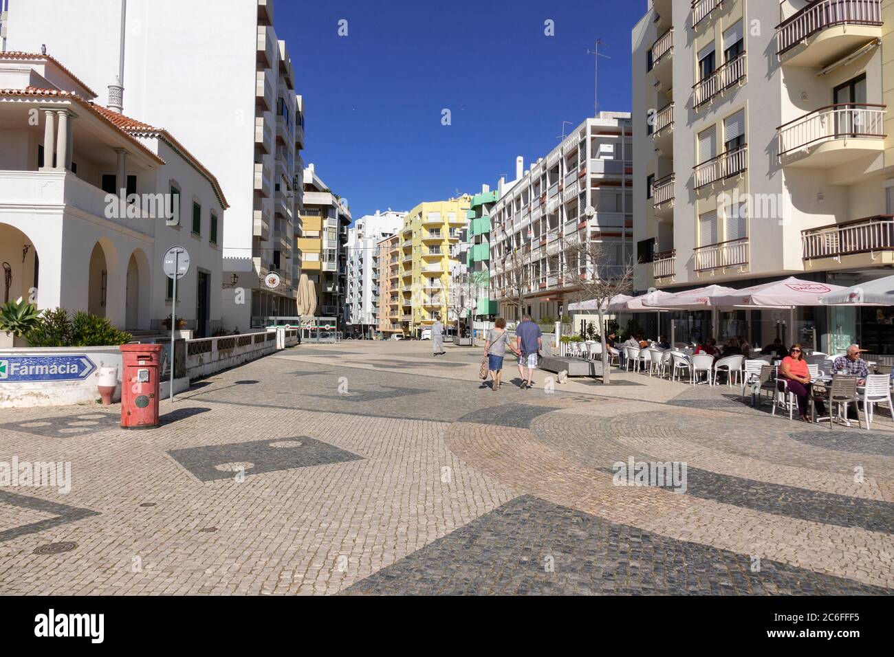 Appartamenti e ristoranti Cafe su Av. Gen. Humberto Delgado ad Ave Beira Mar ad Armacao de Pera l'Algarve Portogallo Foto Stock