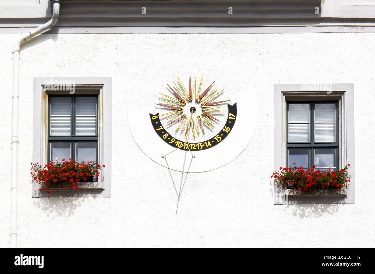 Meissen, Germania: 22 agosto 2016 - Sundial sul municipio nella città vecchia tedesca Meissen, che è meglio conosciuto per la produzione di porcellana. La meridiana Foto Stock