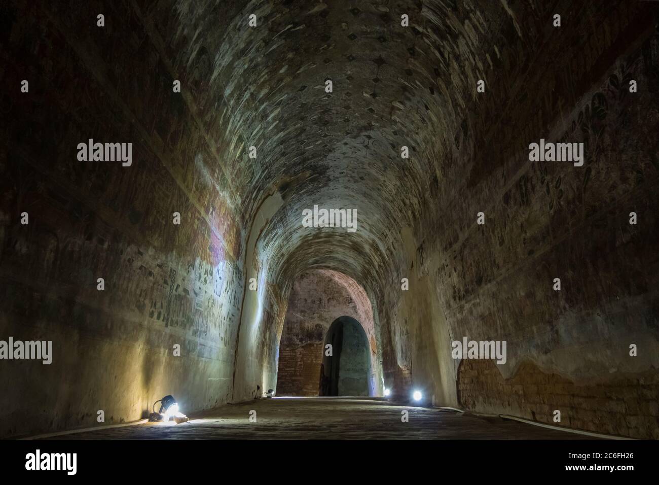 Sagaing, Myanmar - 16 gennaio 2019: All'interno del monastero della grotta di Tilawkaguru, costruito intorno al 1672 per la meditazione, si possono ancora vedere vecchi dipinti. Foto Stock