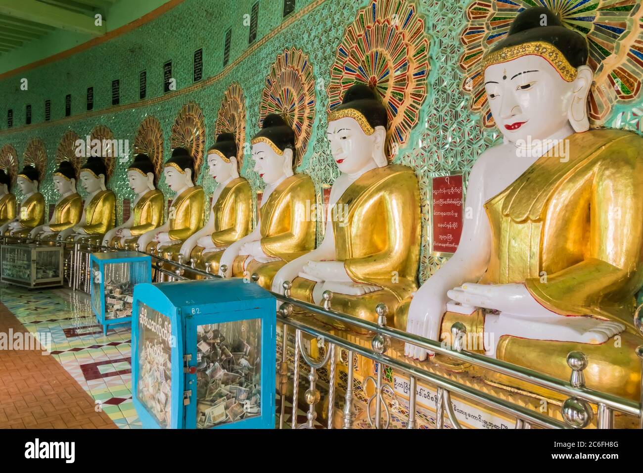 Sagaing, Myanmar - 16 gennaio 2019: Le immagini del Buddha del Tempio della Grotta di U min Thonze a Sagaing Hill brillano alla luce del tramonto. Foto Stock