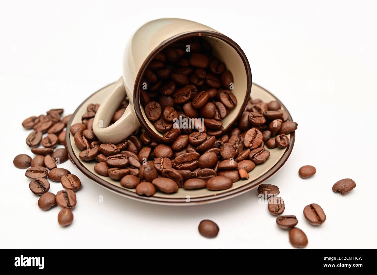 Chicchi di caffè arabi in una tazza di caffè turco. Foto Stock