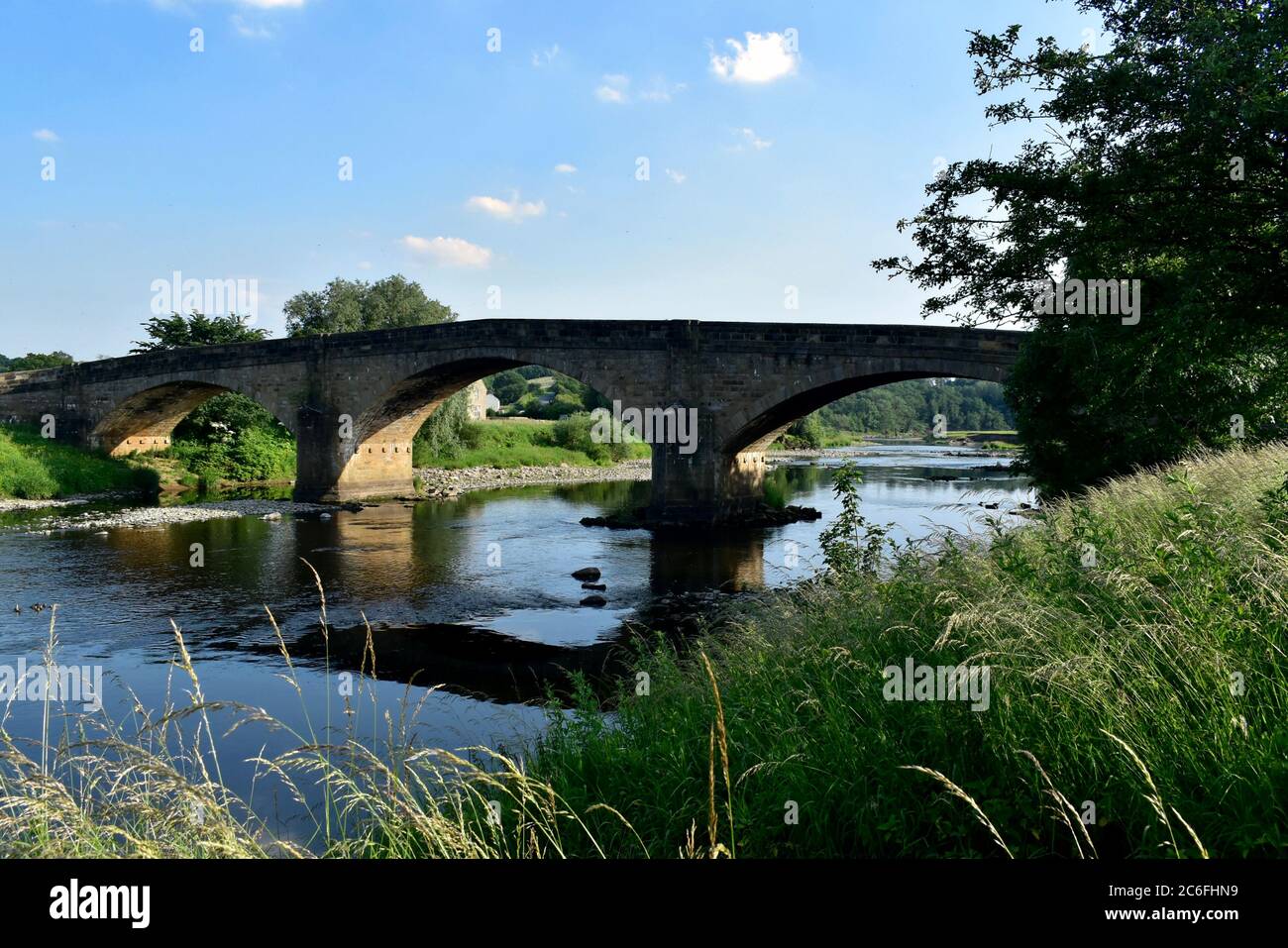 Il fiume Ribble al ponte di Ribchester. Foto Stock