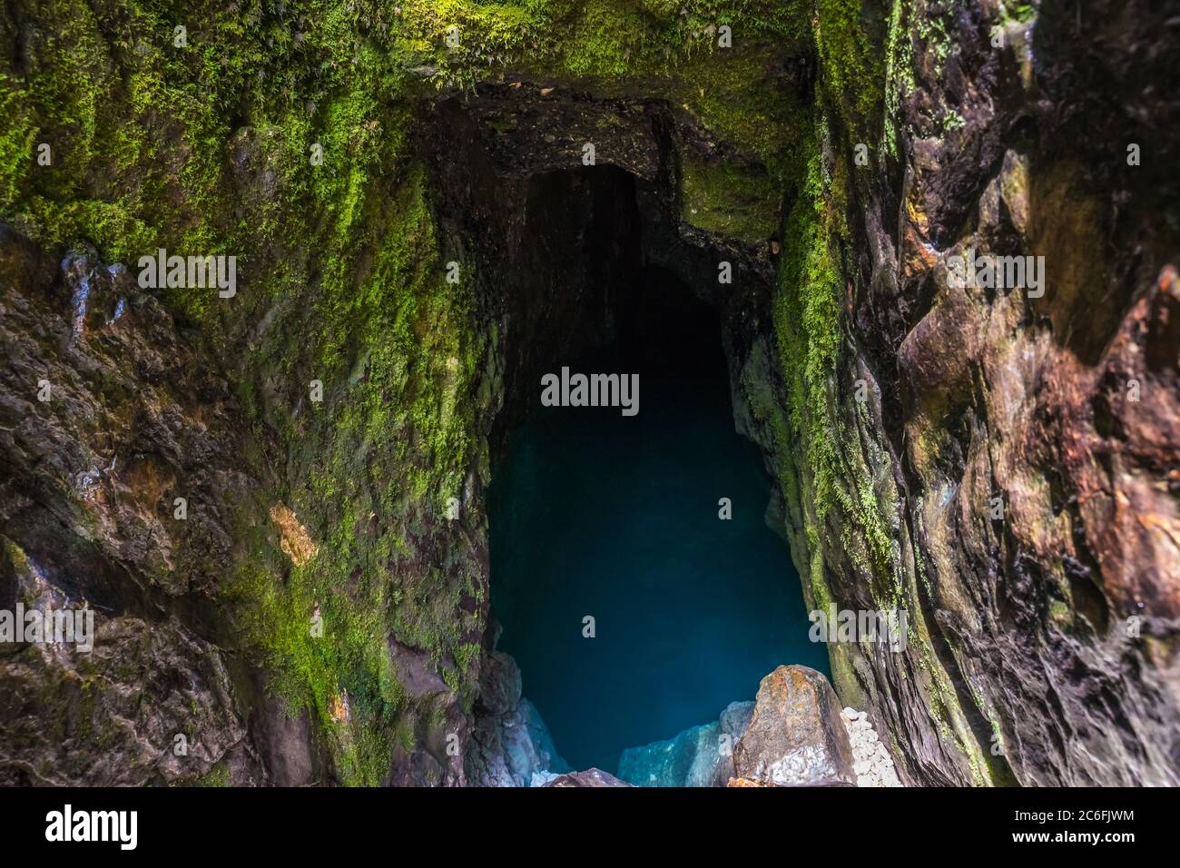 La sorgente bassin del fiume Soca, un piccolo nascosto nelle rocce della Valle del Trenta nel Parco Nazionale del Triglav in Slovenia. Foto Stock