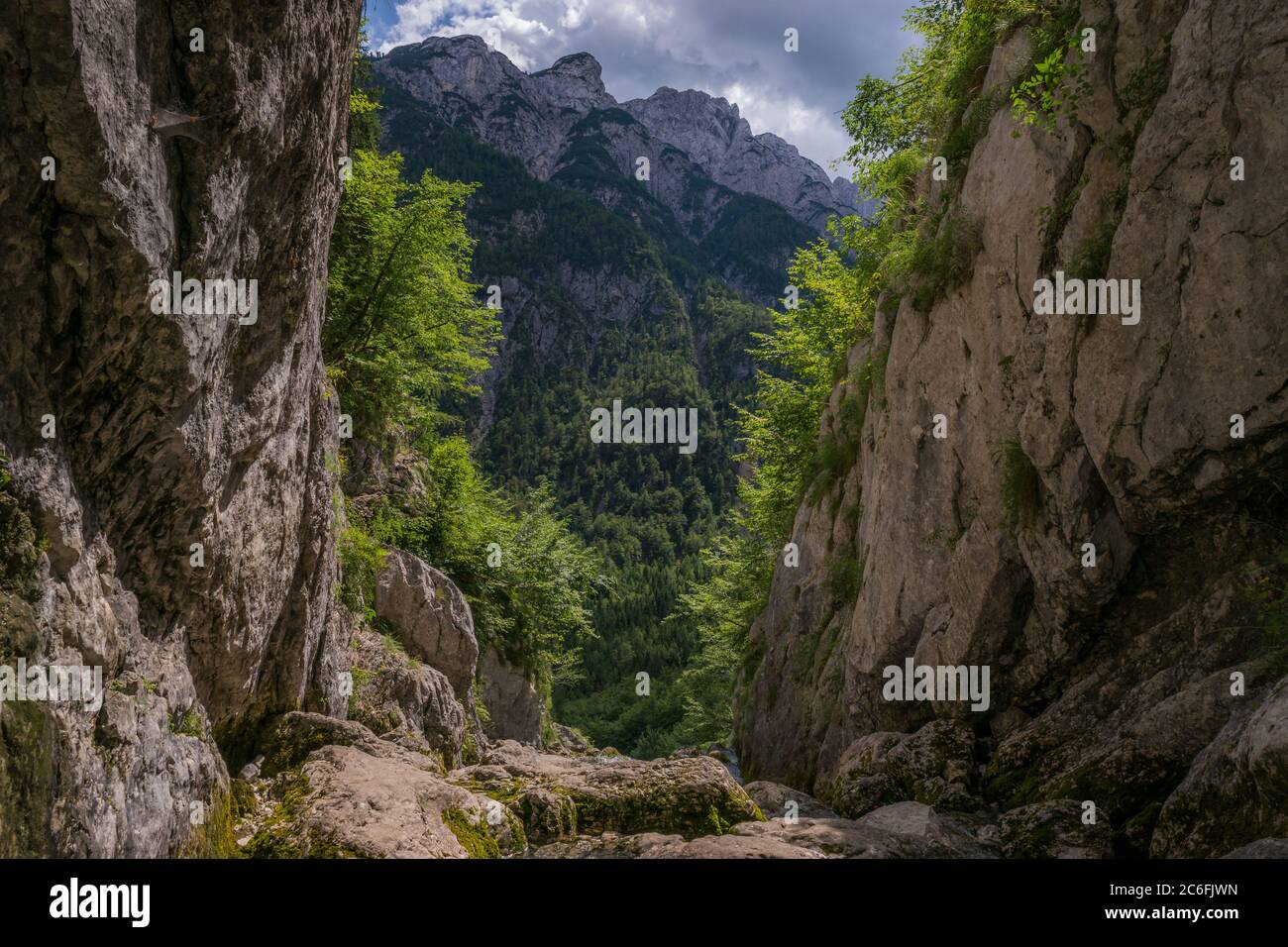Vista dalla sorgente del fiume Soca nelle rocce della Valle del Trenta nel Parco Nazionale del Triglav in Slovenia. Foto Stock