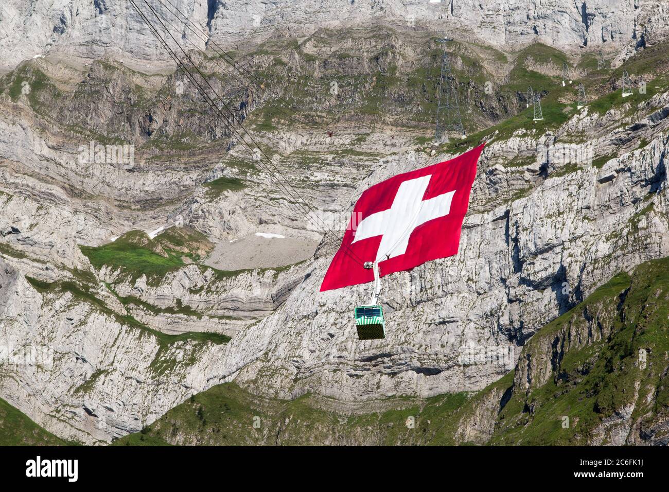 Schwaegalp, Svizzera: 31.07.2018 - grande bandiera nazionale svizzera (80mx80m, 700 kg), che è la più grande bandiera svizzera del mondo) è appesa al m Saentis Foto Stock