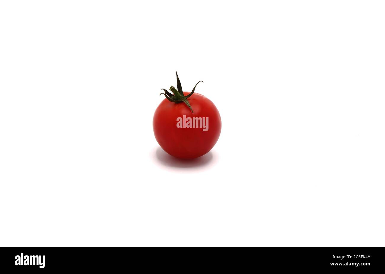 Pomodoro rosso maturo su sfondo chiaro. Prodotto naturale. Colore naturale. Primo piano. Foto Stock