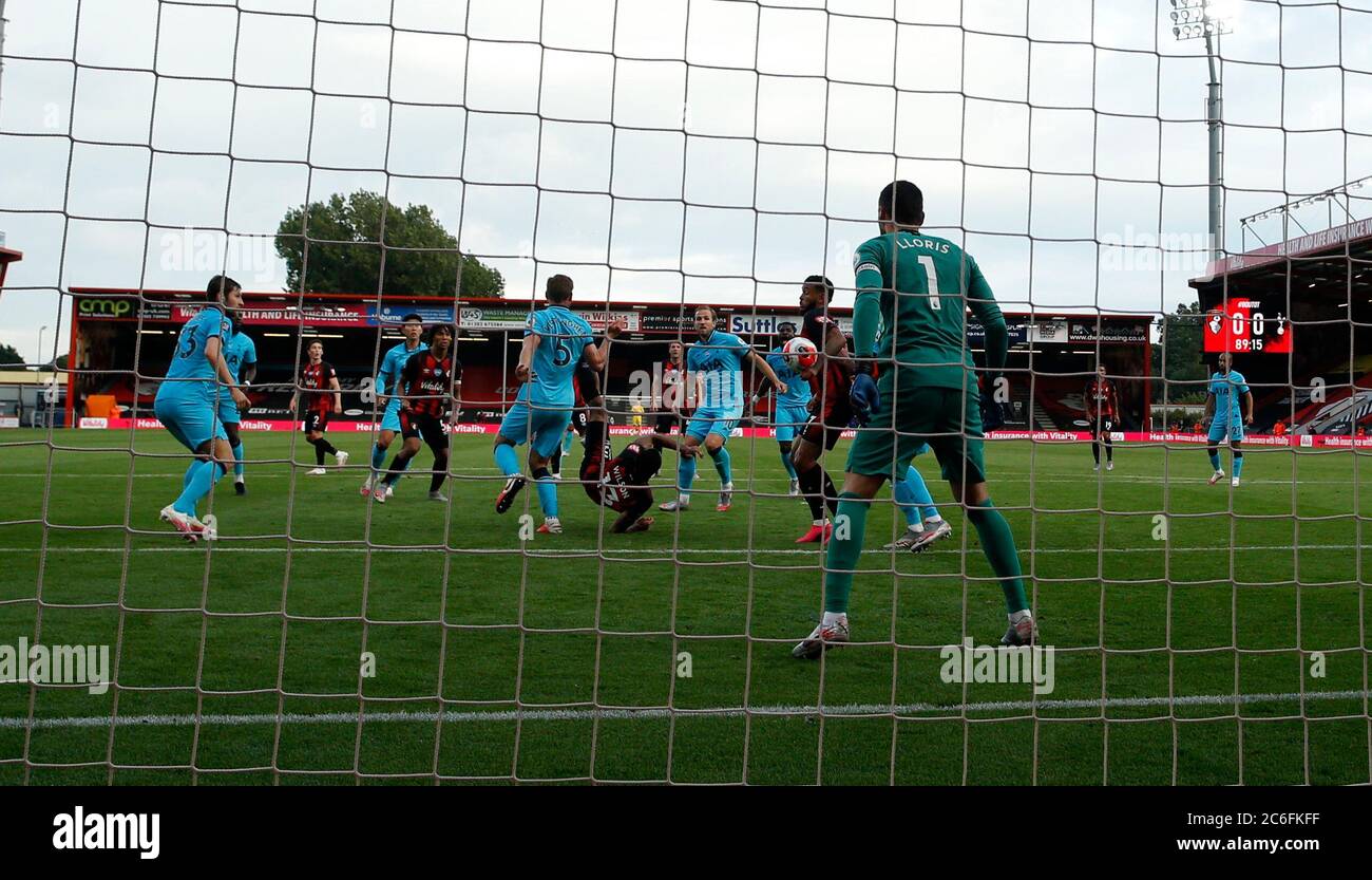 Il colpo Callum Wilson di Bournemouth colpisce il compagno di squadra Joshua King sulla sua strada verso l'obiettivo prima di essere escluso durante la partita della Premier League al Vitality Stadium di Bournemouth. Foto Stock