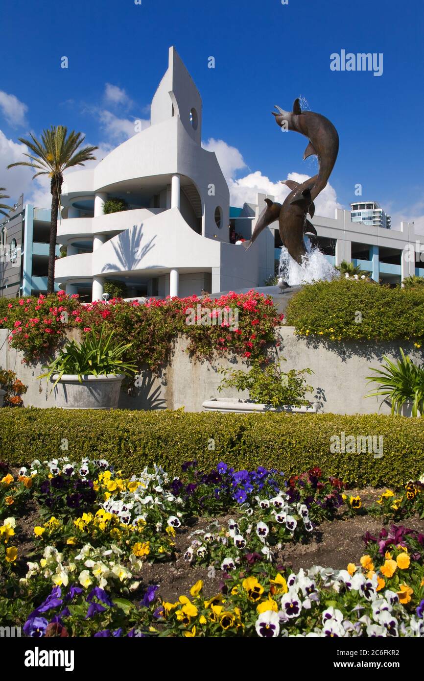 Fontana dei delfini a Long Beach Aquarium, Long Beach, Los Angeles, California, Stati Uniti d'America Foto Stock