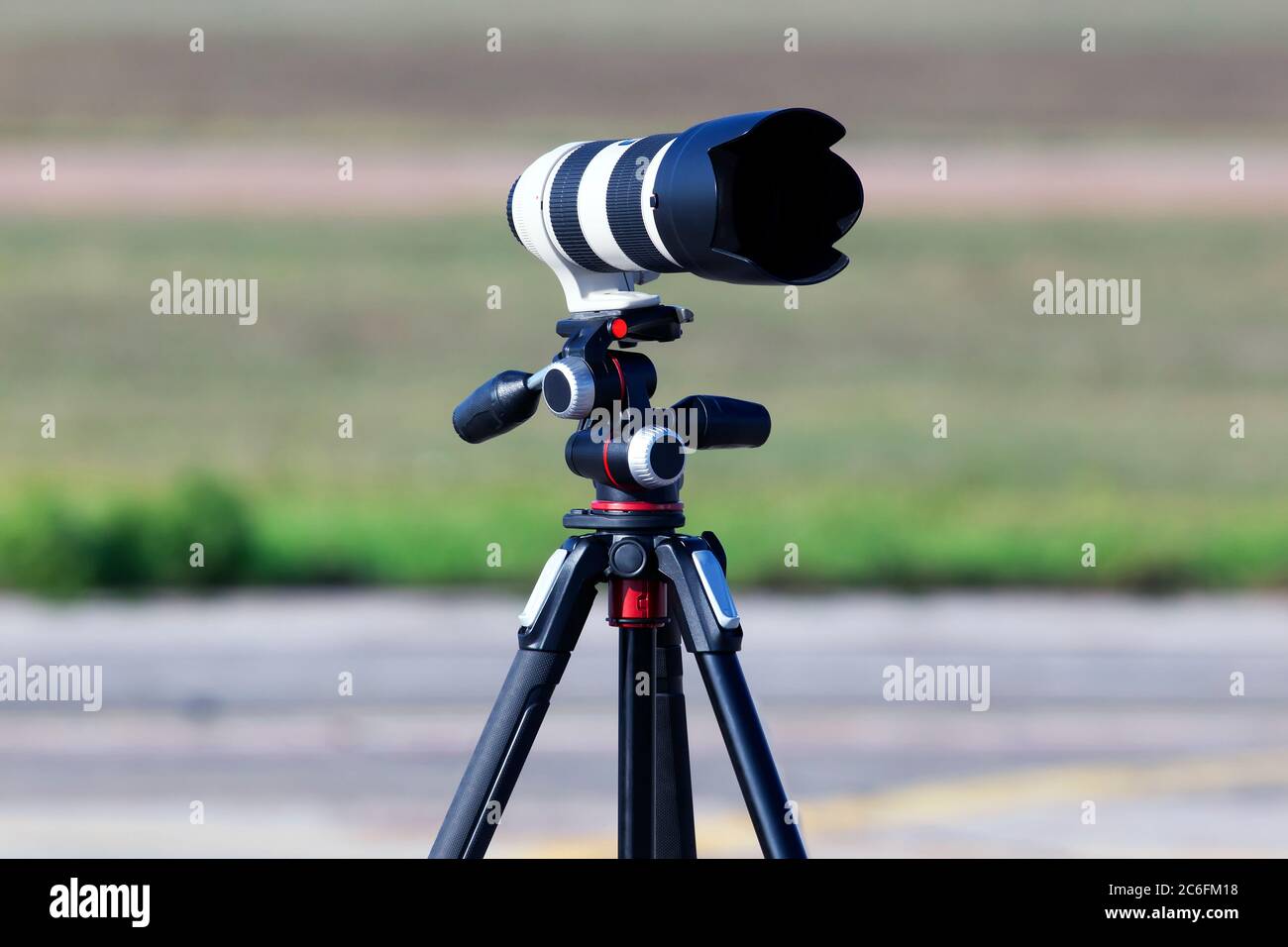 Teleobiettivo professionale per fotocamere reflex digitali sul treppiede, primo piano Foto Stock