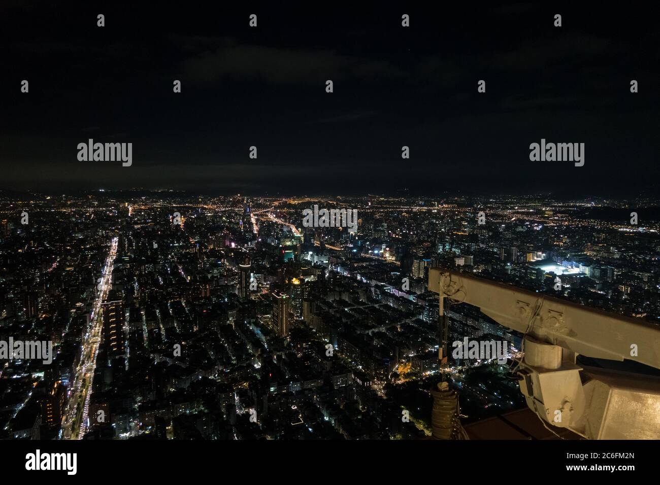 Le luci notturne della città di Taipei viste dalla famosa torre del 101. Foto Stock