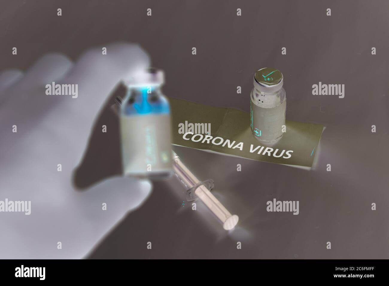 Flacone contenente un campione di sangue per l'analisi della micidiale covid19 diaease. Foto Stock