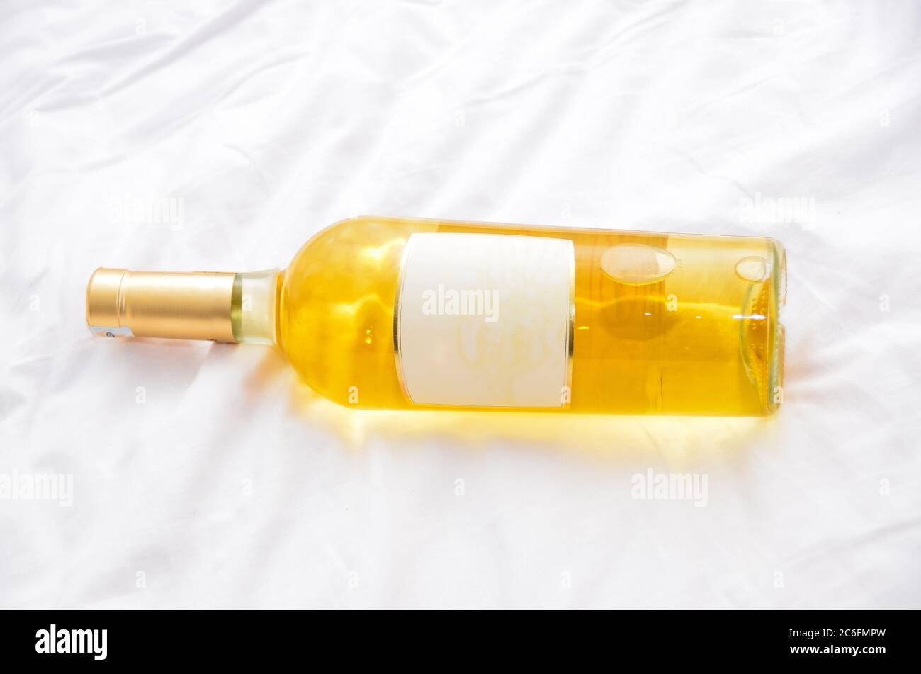 Bottiglia di vino bianco sul letto, bottiglia con spazio per la copia. Foto Stock