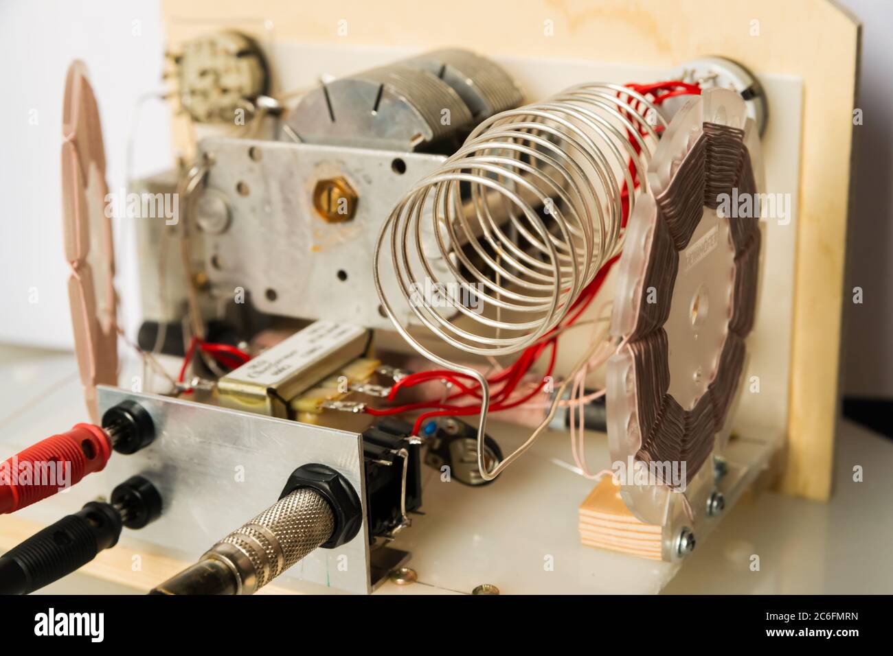 Vita interna di un semplice ricevitore radio a cristalli di birra Foto Stock