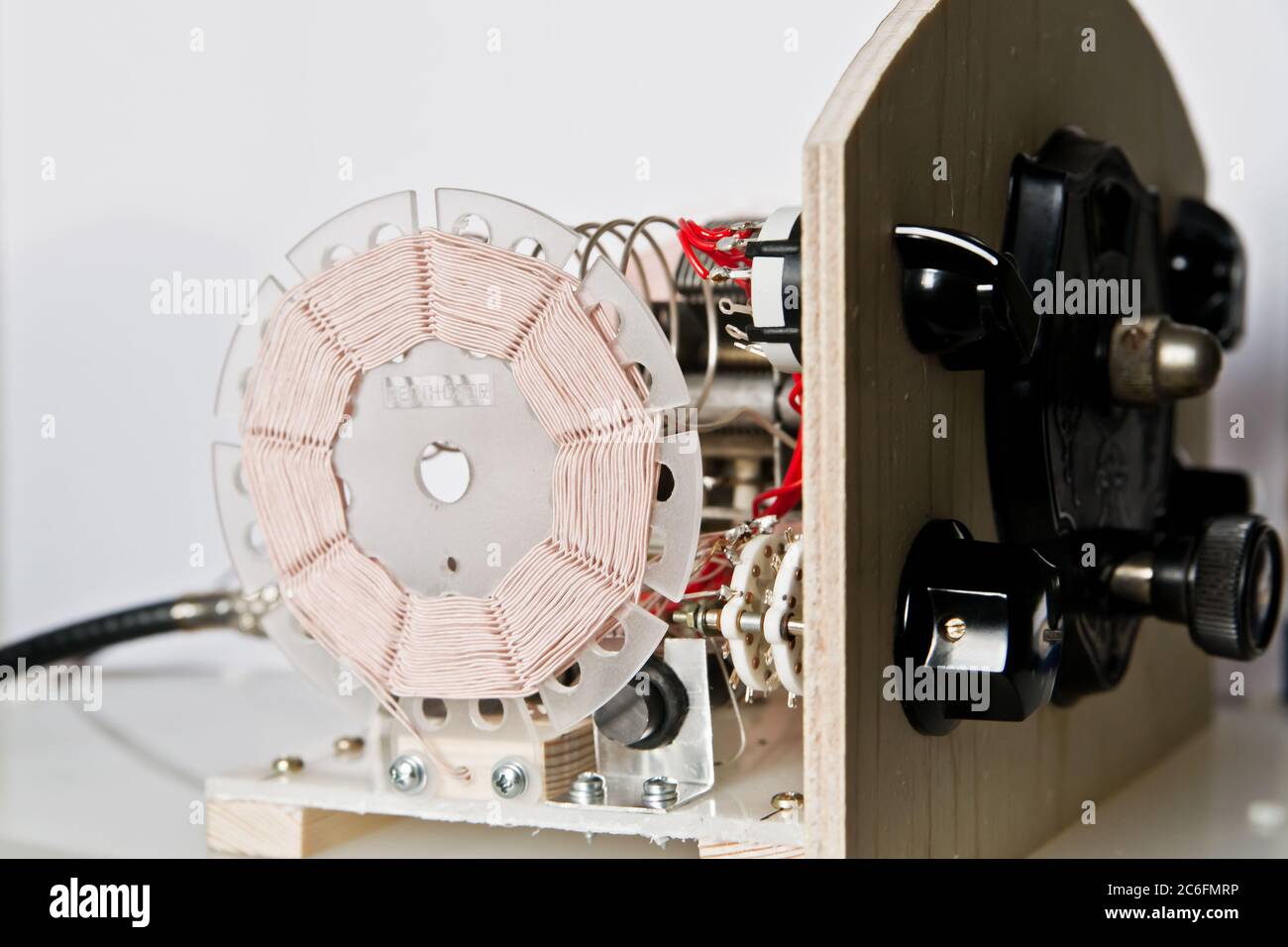 Vita interna di un semplice ricevitore radio a cristalli di birra Foto Stock