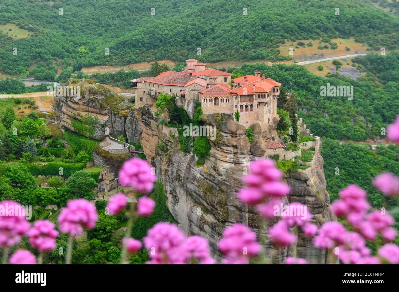 Monastero di Meteora Grecia. Splendido paesaggio di primavera. Vista sulle montagne e sulla foresta verde. Oggetto elenco patrimonio UNESCO. Foto Stock