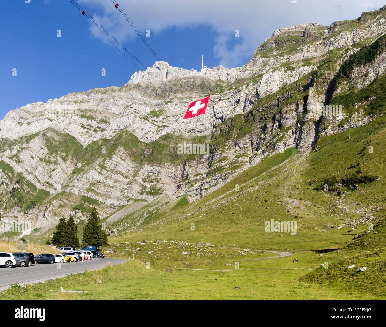 Schwaegalp, Svizzera: 31.07.2018 - grande bandiera nazionale svizzera (80mx80m, 700 kg), che è la più grande bandiera svizzera del mondo) è appesa al m Saentis Foto Stock
