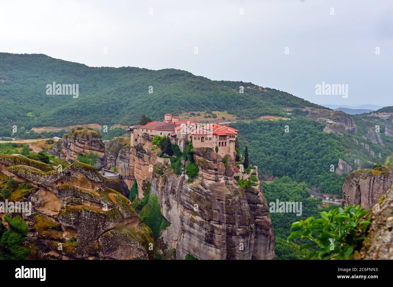 Monastero di Meteora Grecia. Splendido paesaggio di primavera. Vista sulle montagne e sulla foresta verde. Oggetto elenco patrimonio UNESCO. Foto Stock